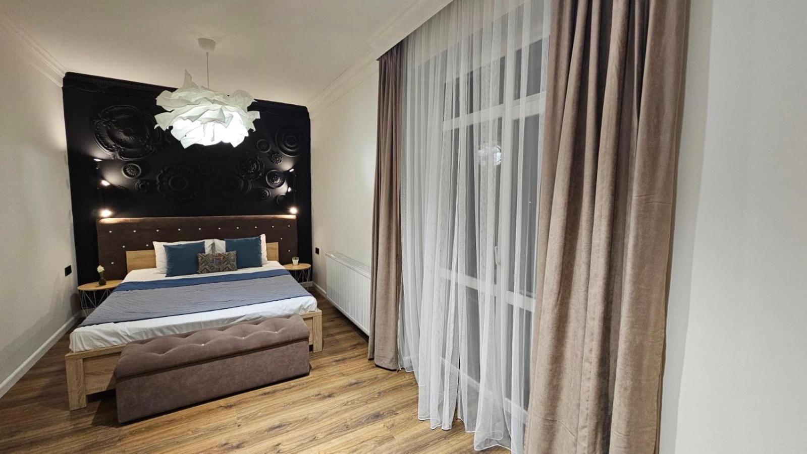 Black Room Apartment Moekatsjeve Buitenkant foto